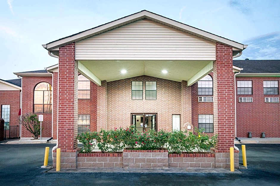 Super 8 by Wyndham White Hall