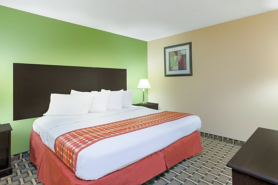 Days Inn & Suites by Wyndham Madison Heights MI