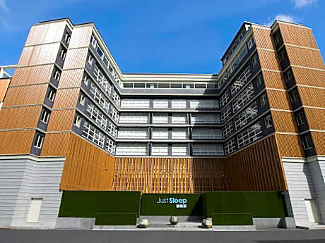 Western-Style Twin Bed Room