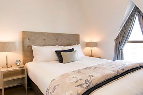 Two-Bedroom Apartment with King Bed and Twin Beds