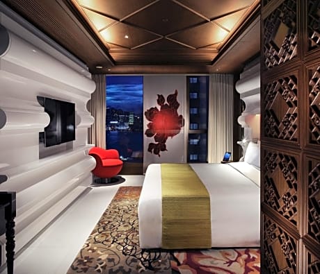 Half Moon King Room with Partial Harbor View