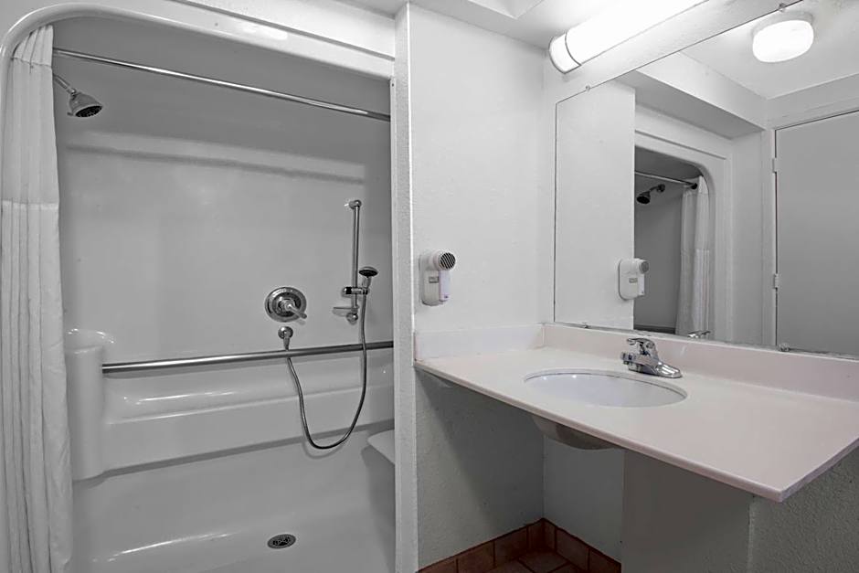 Days Inn & Suites by Wyndham Clovis