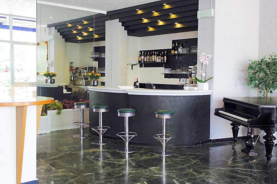 Hotel Plaza con piscina