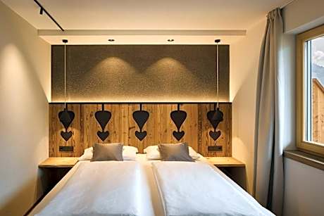 Deluxe One-Bedroom Apartment