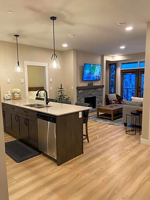 Cozy Modern Ski-in & Ski-out, Hot Tub, Townhouse