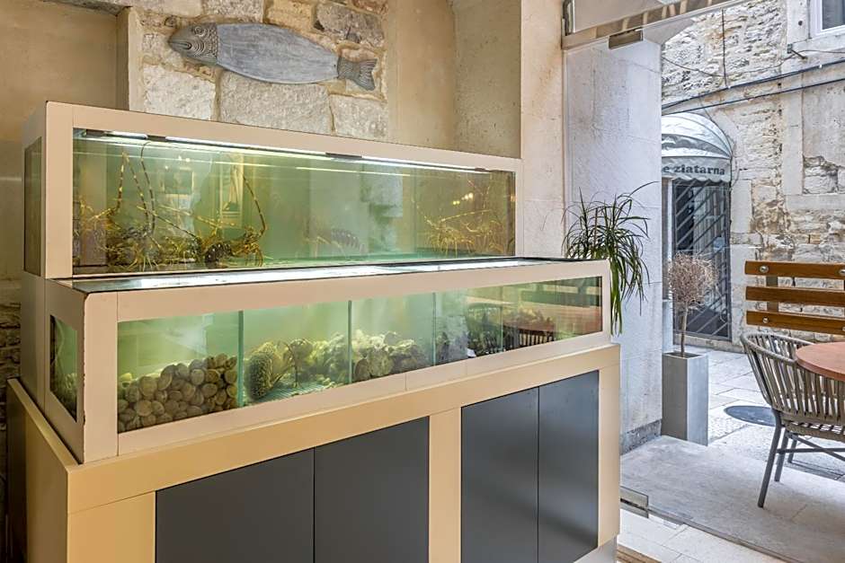 Leonis Restaurant & Rooms