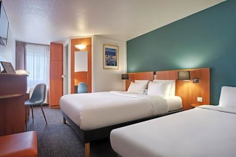 Triple Room (1 Double Bed + 1 Single Bed)