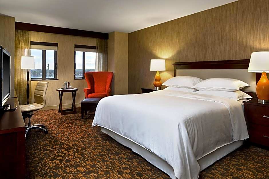 Photo 1 of 2 of 1 King Bed Guestroom