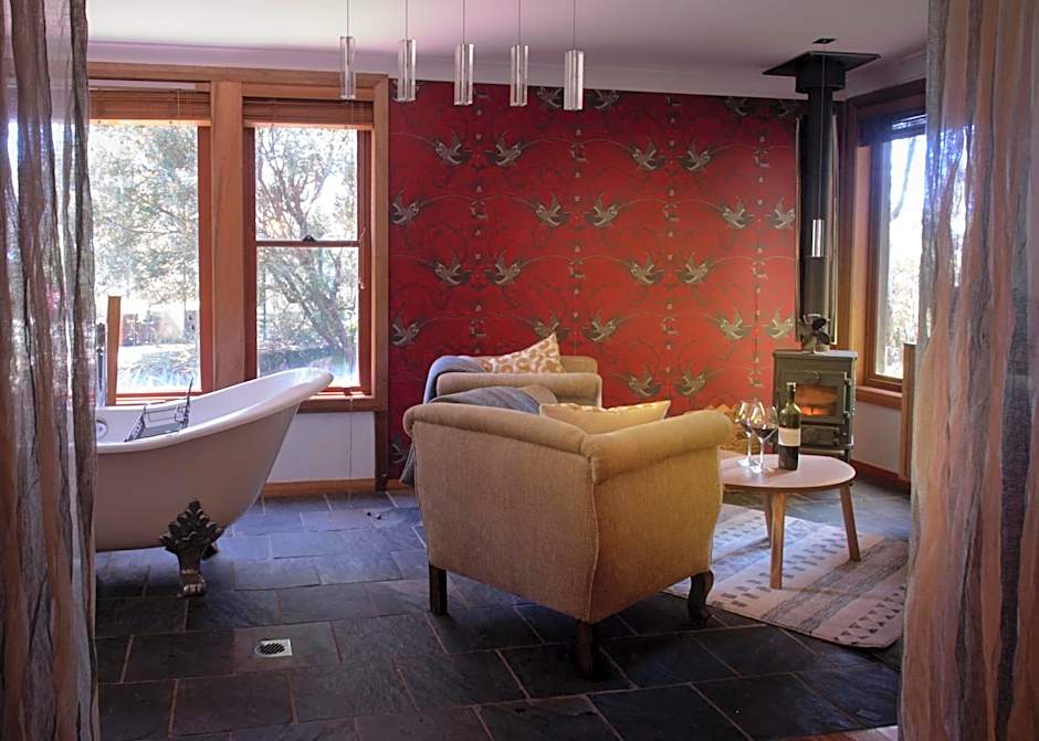 Tomah Retreat - Studio CHILL with fireplace and clawfoot bath