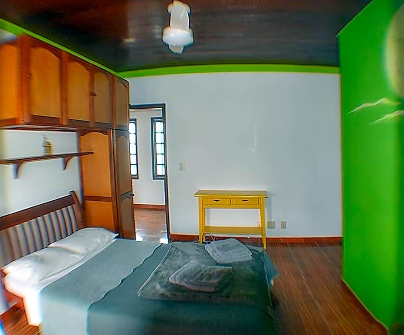 Casa com 4 suítes, cozinha, churrasqueira e praia