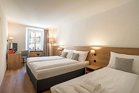 Triple - 1 Queen 1 Single