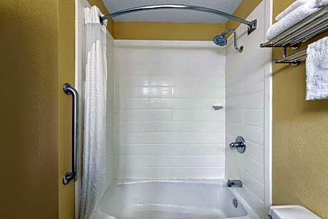 Quadruple Room with Two Queen Beds and Roll-In Shower - Disability Access/Non Smoking