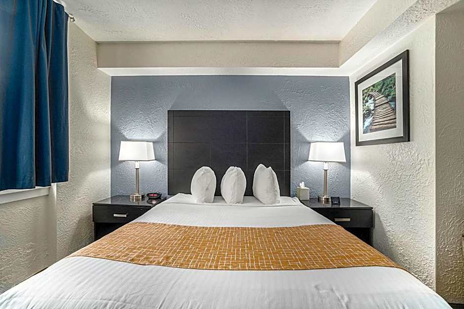 Travelodge by Wyndham Traverse City MI 