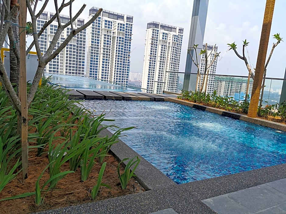 REVO at AURORA PLACE, Pavilion 2, 5 Minutes To AXIATA ARENA BUKIT JALIL FREE WIFI by De Harlequins Guesthouse