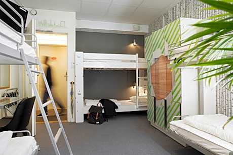 Standard Family Room with Shared Bathroom (6 Adults)