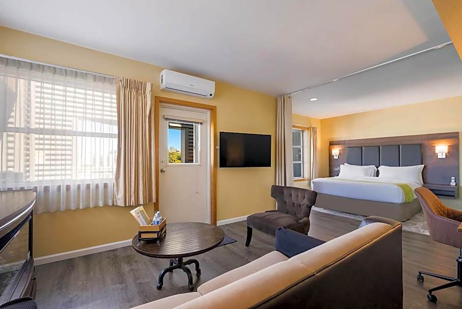 Photo 1 of 4 of 1 King Bed Suite, Balcony