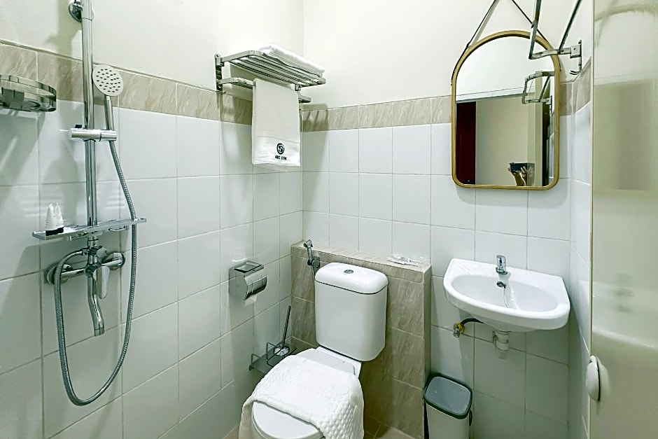 RedDoorz Plus @ Komplek ABC Batu Aji Batam