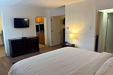 1 King Bed 1-Bedroom Suite Non-Smoking
