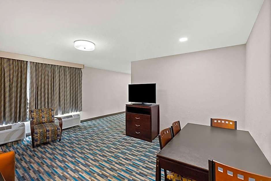 Days Inn & Suites by Wyndham Mesa Near Phoenix