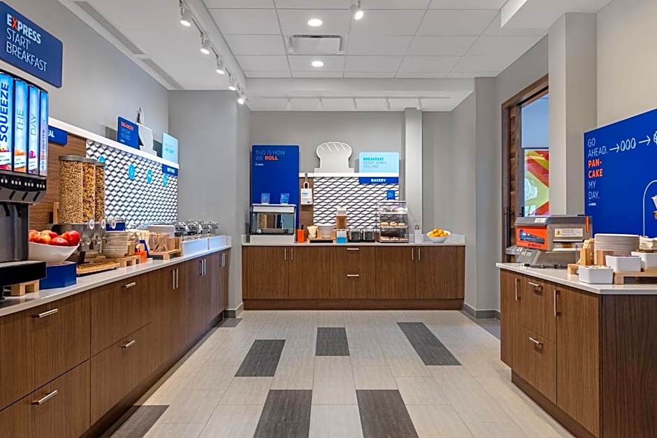 Holiday Inn Express And Suites St.Thomas. By IHG