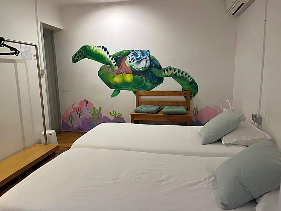 Alface Hall Hostel & Bar