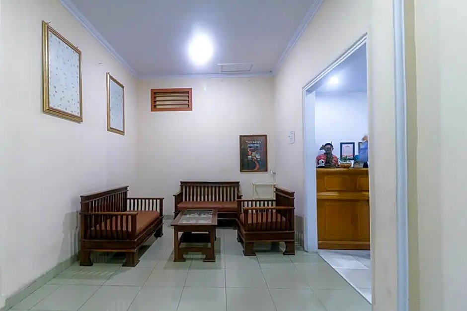 RedDoorz Plus near WTC Batanghari Mall