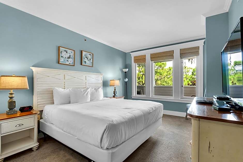 Cozy Bayside Retreat at Lasata , Stunning Panoramic Views ,Steps away from Baytowne Wharf, 3 Bedrooms 3 full baths !!