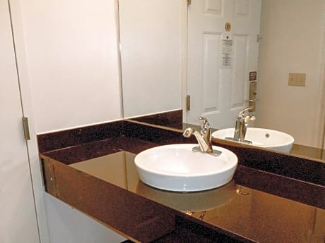 Quadruple Room - Disability Access - Smoking