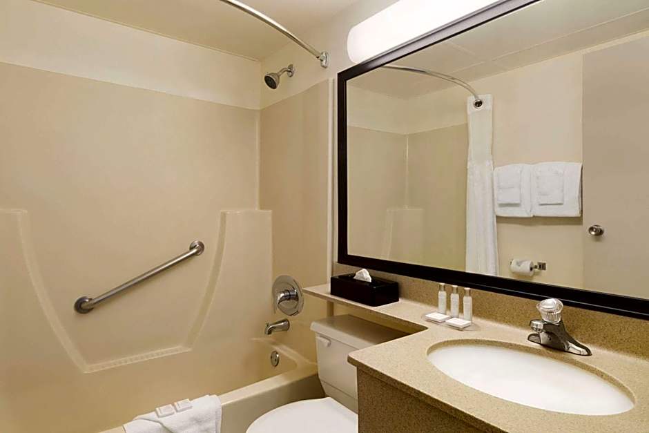 Travelodge by Wyndham Edmonton South