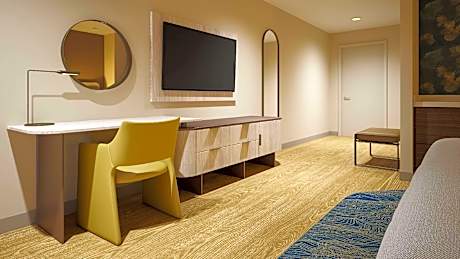 2 Queen Mobility/Hearing Accessible W/Bathtub