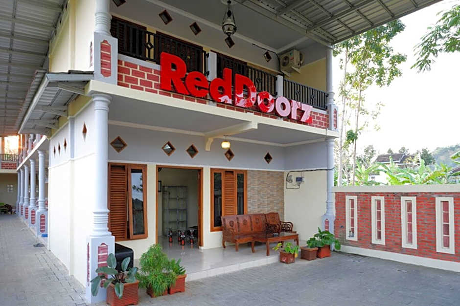RedDoorz Syariah near Alun Alun Pacitan 2