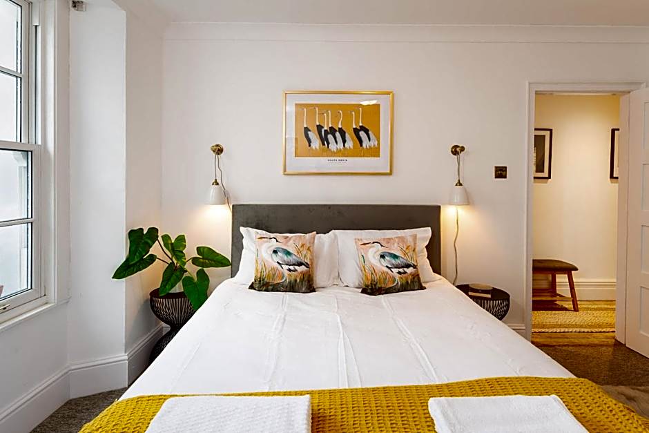 Idyllic Clifton Hideaway - Stunning Garden Flat