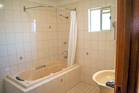 1 Queen Bed Spa Room Non-Smoking