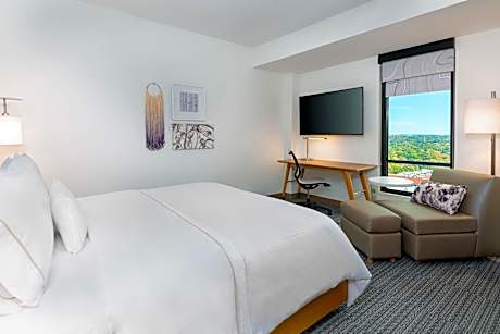 4 Bedroom Studio Commons, 4 Bedroom Signature Suite, Fox Theatre View, Corner Room