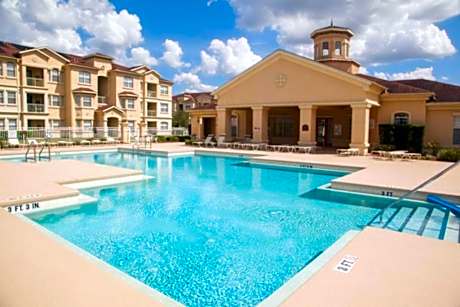 Revived Condo with Pool and 20 minutes from parks