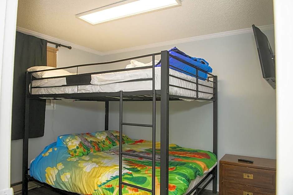 Stroll to Slopes, Village Area, Ski in-out MtLodge 343