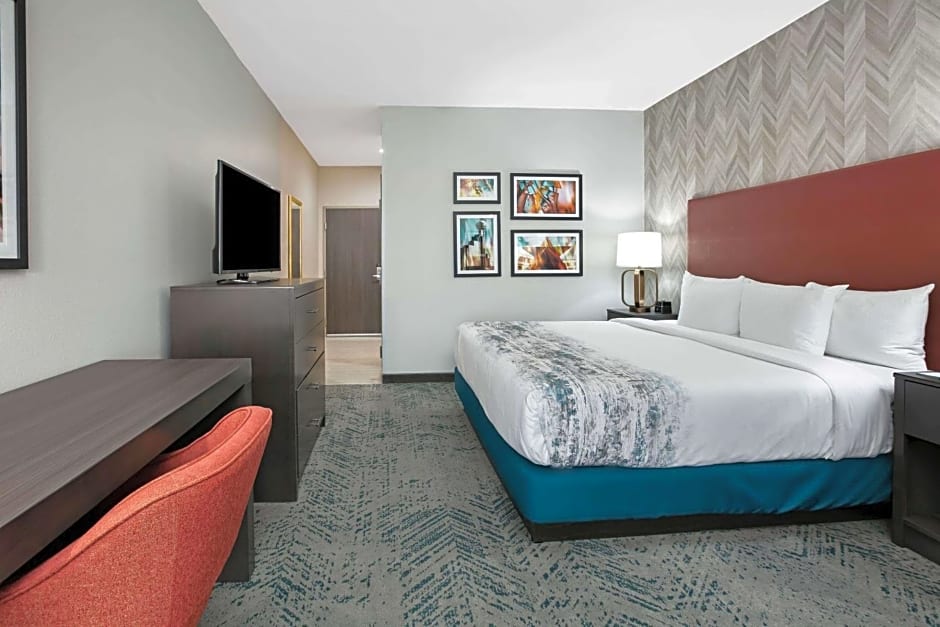 La Quinta Inn & Suites by Wyndham DFW West-Glade-Parks