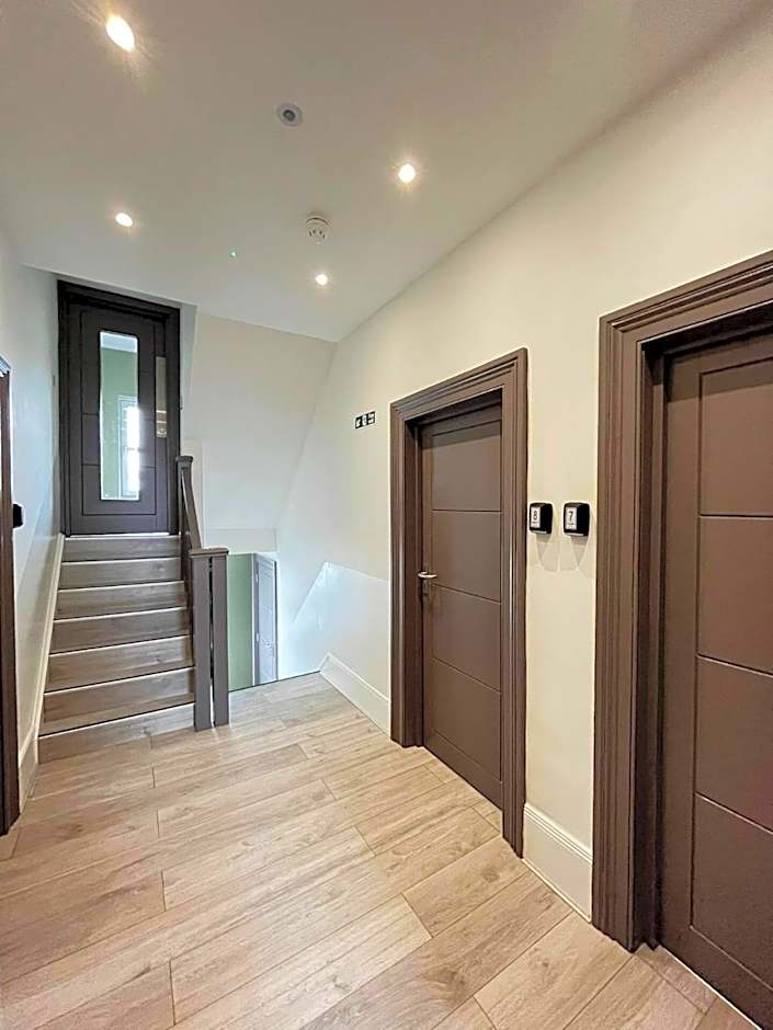 Apt 03 Beachside Beauty Central Studio Steps from Cafes