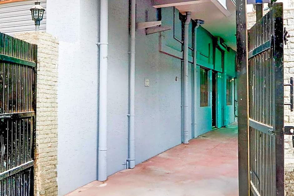 Collection O SS BLUE INN