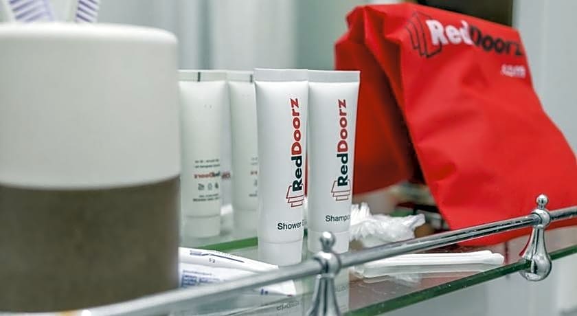 RedDoorz Hostel near LTC Glodok