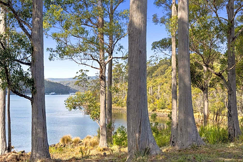 The Fox and Hounds Historic Hotel