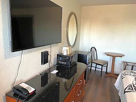 1 King Bed | Non-Smoking, Micfridge