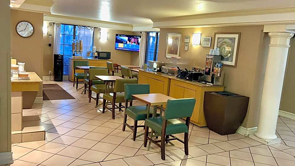 La Quinta Inn & Suites by Wyndham Mid-City