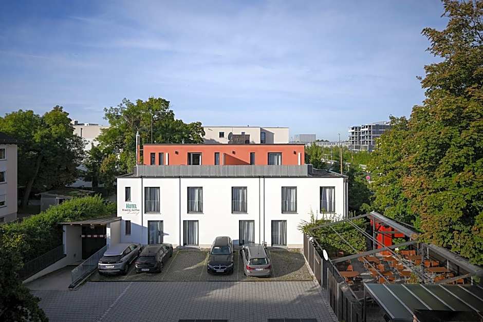Brauerei Gasthaus Lohhof im Münchner Norden, direkt an der S1, nähe vom Flughafen, Zentrum, A92, Allianz Arena, Ruderregatta und Schießanlage G- Hochbrück entfernt, Internationale Küche