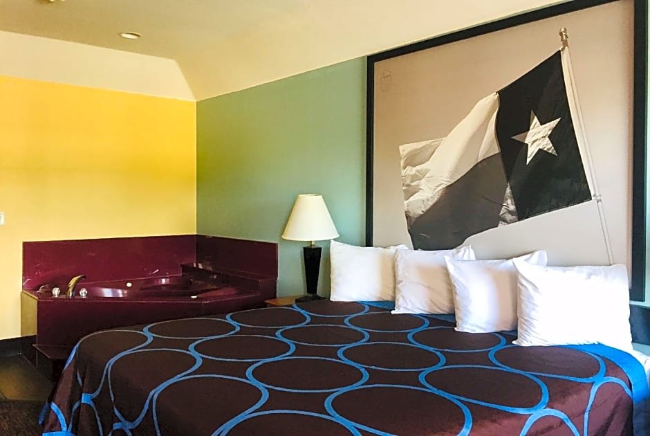 Super 8 by Wyndham Montgomery/ Lake Conroe