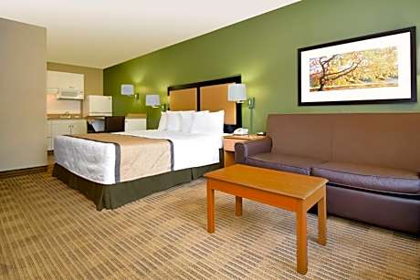 Deluxe Studio with 1 King Bed - Non-Smoking