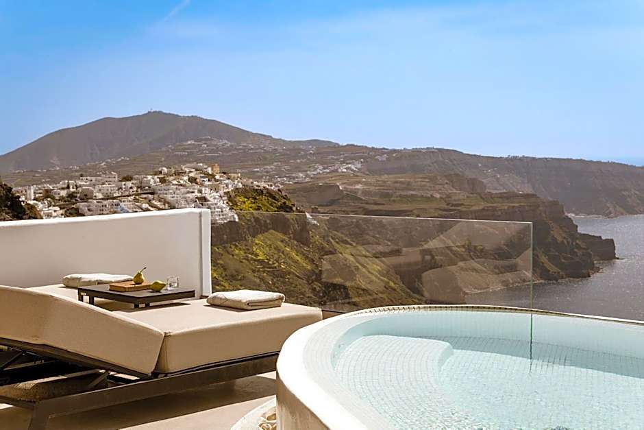 Aqua Luxury Suites by NOMÉE Hospitality Group