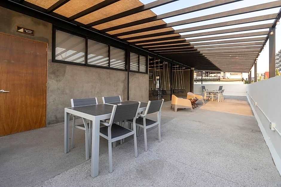 L104 New Studio apt 2Bdrm 1bath fits 6 AC Rooftop L104 New Studio apt 2Bdrm 1bath fits 6 AC Rooftop