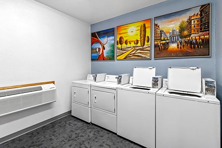 Super 8 by Wyndham Uniontown PA