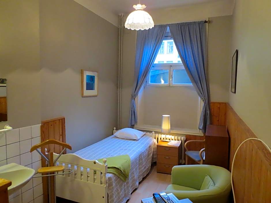 Budget Single Room with Shared Bathroom — 6 fotoğraftan 1. fotoğraf